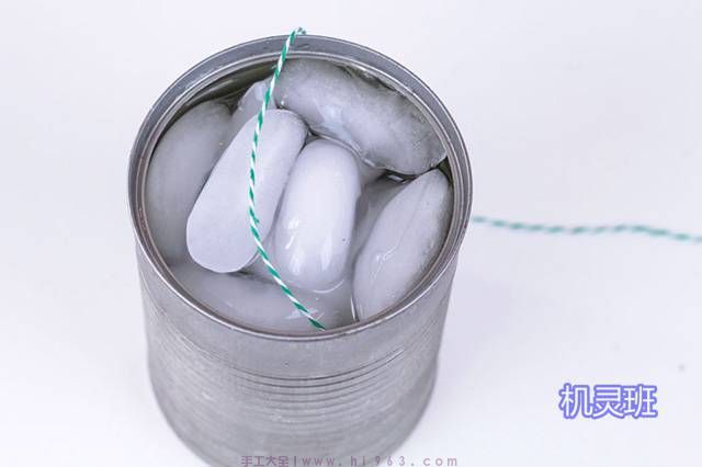 用绳子钓冰实验的方法和步骤1，将容器注满水，加入一些冰块，让小朋友将细绳的一端放在冰块上一小会，看能不能将冰块钓起来。