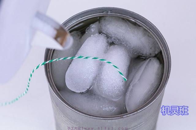 用绳子钓冰实验的方法和步骤3，接着，再将细绳放在冰块上，并且在细线上撒上一小撮盐，等待30秒后，看看能不能将冰块钓起来。