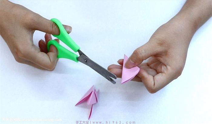 对称花朵剪纸步骤