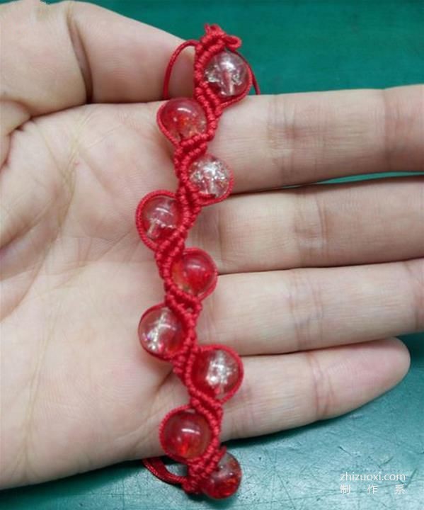 红绳手链的编法大全之简单红绳手链图片图解教程