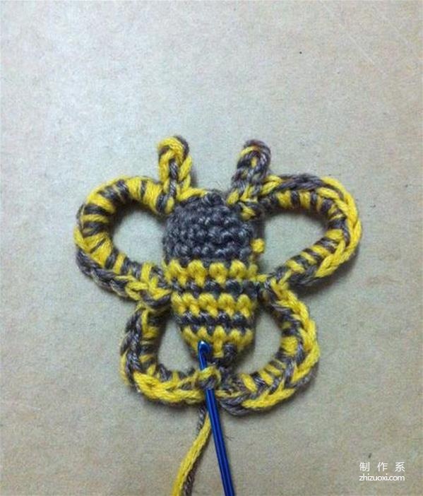 用毛线钩针编织DIY手工制作出可爱的小蜜蜂饰品